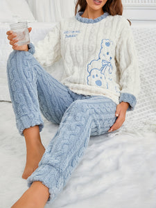 1 set da donna con grazioso orsacchiotto e cartone animato ricamato in pile, top girocollo a maniche lunghe in poliestere e pantaloni lunghi, comodo pigiama invernale dalla vestibilità ampia